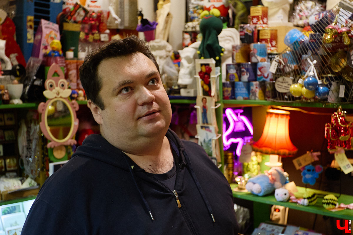 23 и 24 августа 1958 года город Владимир отмечал 850-летний юбилей. Готовились к нему основательно, потому и сувениров, напоминающих о важной дате, сохранилось немало. Часть из них находится в коллекции Михаила Самойлова, а вместе с ней и другие трофеи, от которых может «триггернуть» или «флэшбекнуть».