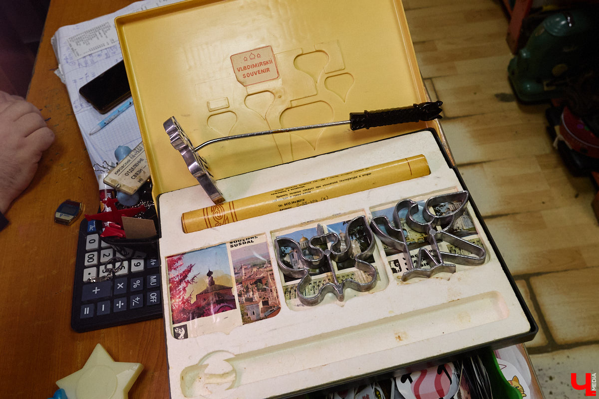 23 и 24 августа 1958 года город Владимир отмечал 850-летний юбилей. Готовились к нему основательно, потому и сувениров, напоминающих о важной дате, сохранилось немало. Часть из них находится в коллекции Михаила Самойлова, а вместе с ней и другие трофеи, от которых может «триггернуть» или «флэшбекнуть».