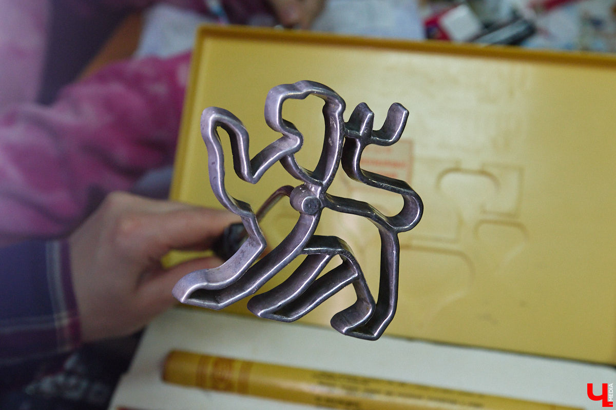 23 и 24 августа 1958 года город Владимир отмечал 850-летний юбилей. Готовились к нему основательно, потому и сувениров, напоминающих о важной дате, сохранилось немало. Часть из них находится в коллекции Михаила Самойлова, а вместе с ней и другие трофеи, от которых может «триггернуть» или «флэшбекнуть».