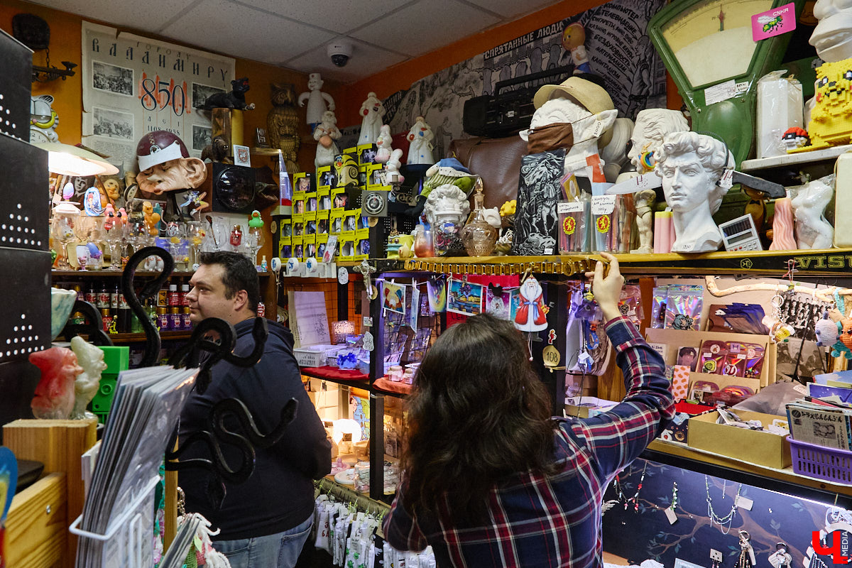 23 и 24 августа 1958 года город Владимир отмечал 850-летний юбилей. Готовились к нему основательно, потому и сувениров, напоминающих о важной дате, сохранилось немало. Часть из них находится в коллекции Михаила Самойлова, а вместе с ней и другие трофеи, от которых может «триггернуть» или «флэшбекнуть».