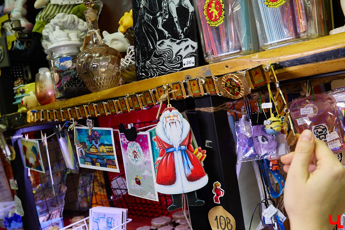 23 и 24 августа 1958 года город Владимир отмечал 850-летний юбилей. Готовились к нему основательно, потому и сувениров, напоминающих о важной дате, сохранилось немало. Часть из них находится в коллекции Михаила Самойлова, а вместе с ней и другие трофеи, от которых может «триггернуть» или «флэшбекнуть».