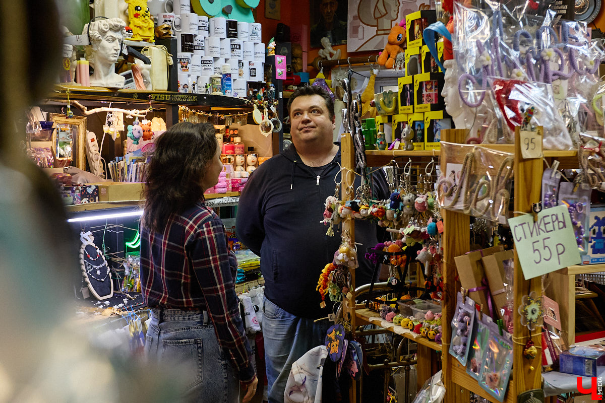 23 и 24 августа 1958 года город Владимир отмечал 850-летний юбилей. Готовились к нему основательно, потому и сувениров, напоминающих о важной дате, сохранилось немало. Часть из них находится в коллекции Михаила Самойлова, а вместе с ней и другие трофеи, от которых может «триггернуть» или «флэшбекнуть».