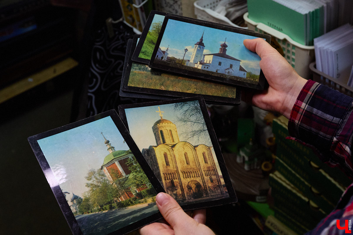 23 и 24 августа 1958 года город Владимир отмечал 850-летний юбилей. Готовились к нему основательно, потому и сувениров, напоминающих о важной дате, сохранилось немало. Часть из них находится в коллекции Михаила Самойлова, а вместе с ней и другие трофеи, от которых может «триггернуть» или «флэшбекнуть».