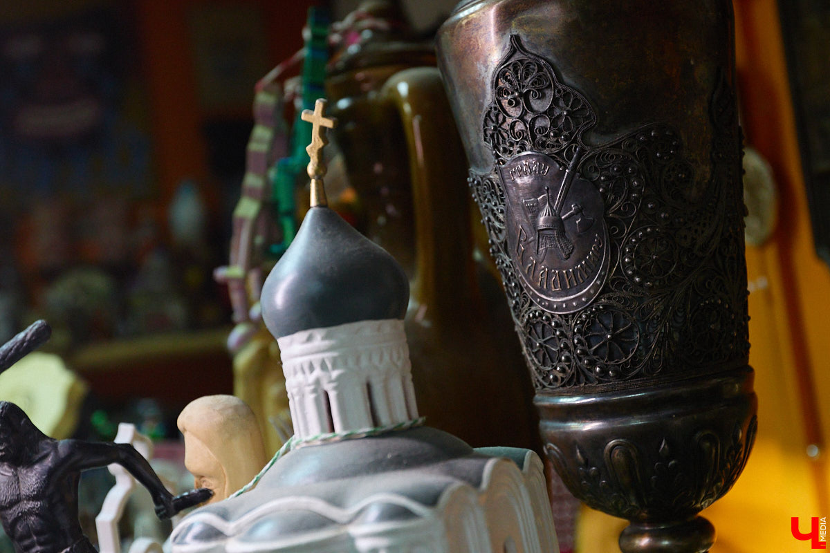 23 и 24 августа 1958 года город Владимир отмечал 850-летний юбилей. Готовились к нему основательно, потому и сувениров, напоминающих о важной дате, сохранилось немало. Часть из них находится в коллекции Михаила Самойлова, а вместе с ней и другие трофеи, от которых может «триггернуть» или «флэшбекнуть».