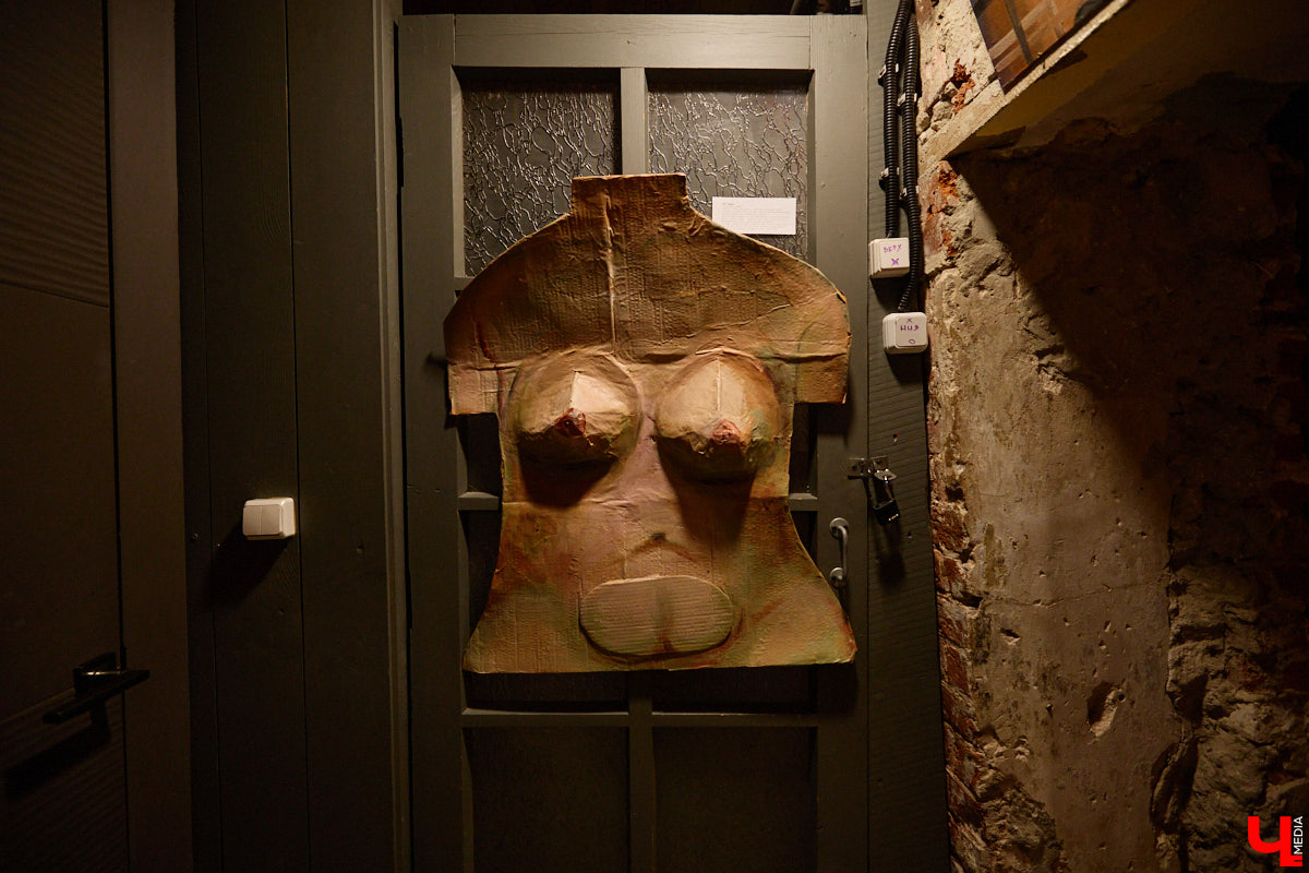 Неудачи не публичны. Но что будет, если выставить их на всеобщее обозрение? Владимирская команда предложила художникам выбрать провальные, по их мнению, работы из собственного арсенала, а потом собрала из них экспозицию. Что в итоге получилось, «Ключ-Медиа» узнал на вчерашнем открытии провокационного проекта.