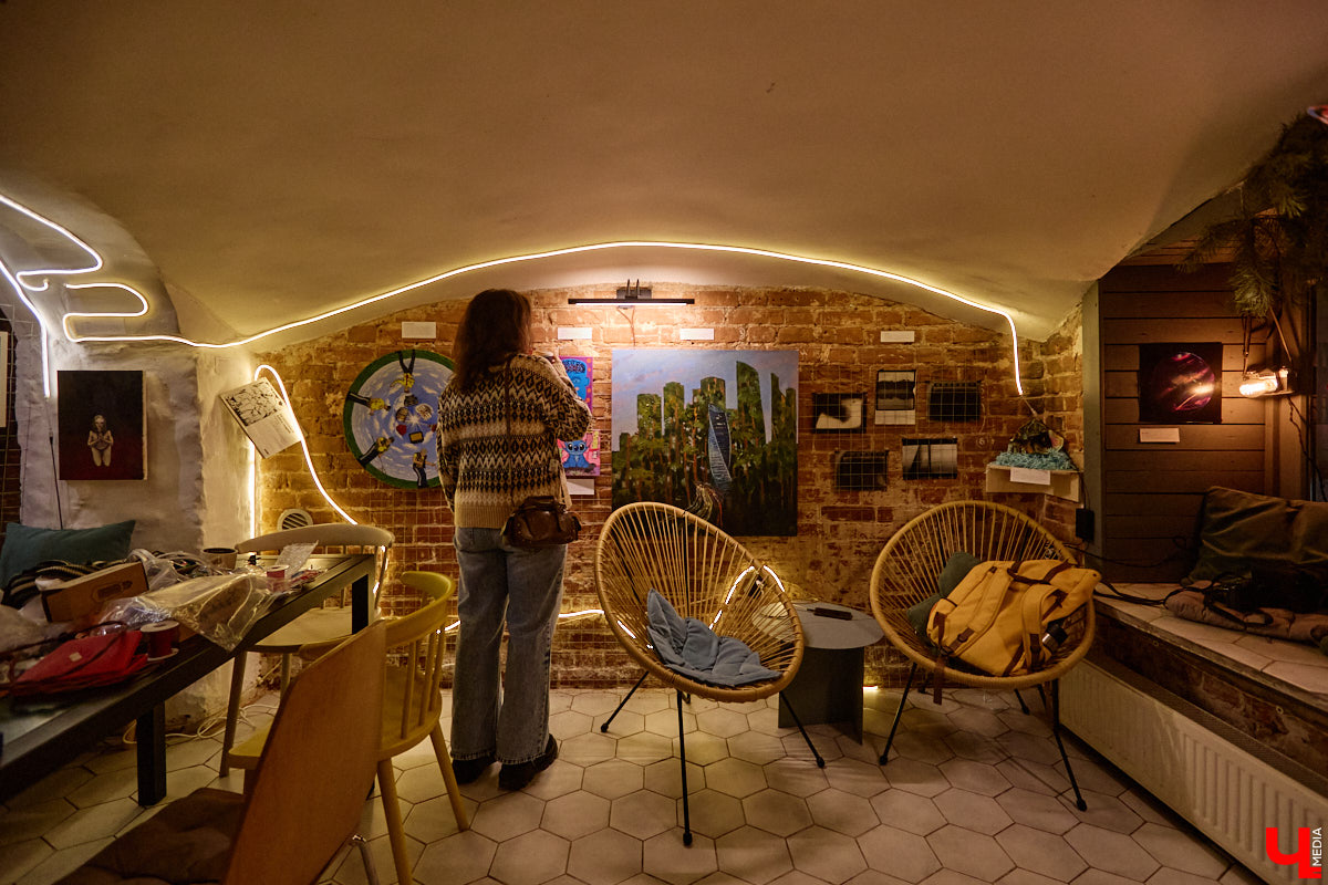 Неудачи не публичны. Но что будет, если выставить их на всеобщее обозрение? Владимирская команда предложила художникам выбрать провальные, по их мнению, работы из собственного арсенала, а потом собрала из них экспозицию. Что в итоге получилось, «Ключ-Медиа» узнал на вчерашнем открытии провокационного проекта.