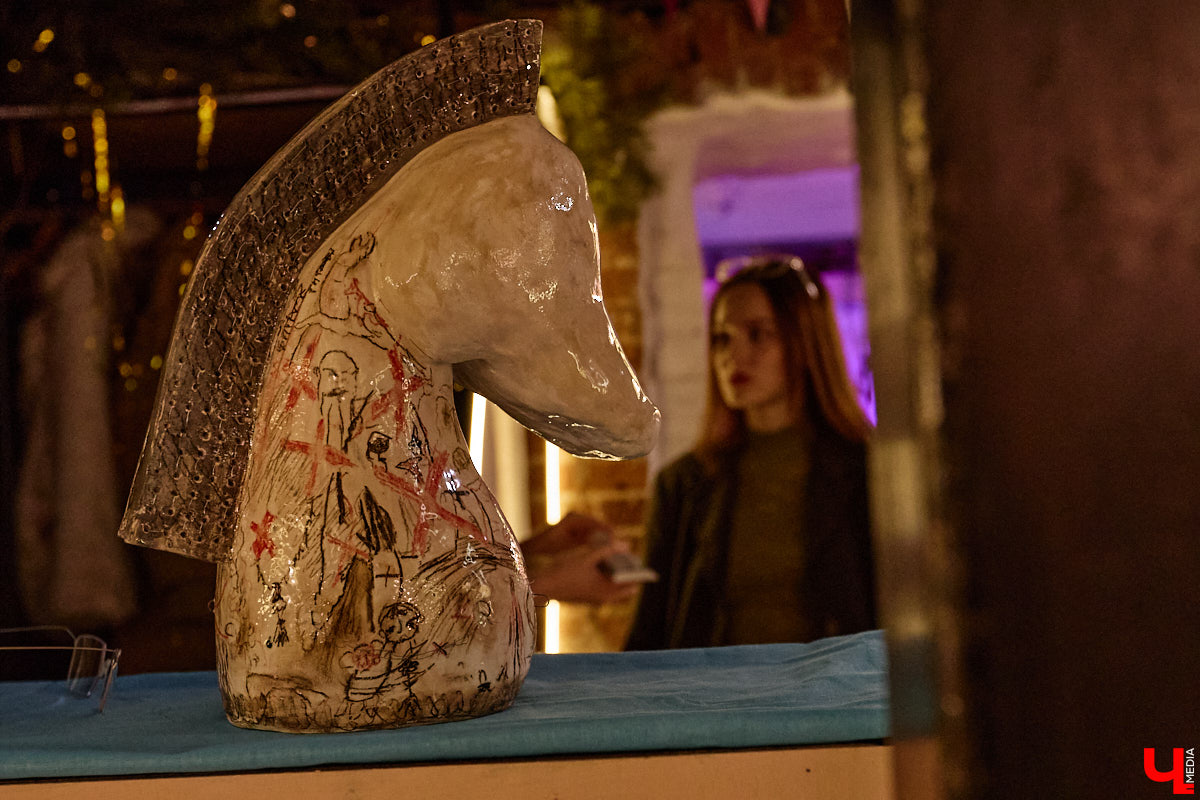 Неудачи не публичны. Но что будет, если выставить их на всеобщее обозрение? Владимирская команда предложила художникам выбрать провальные, по их мнению, работы из собственного арсенала, а потом собрала из них экспозицию. Что в итоге получилось, «Ключ-Медиа» узнал на вчерашнем открытии провокационного проекта.