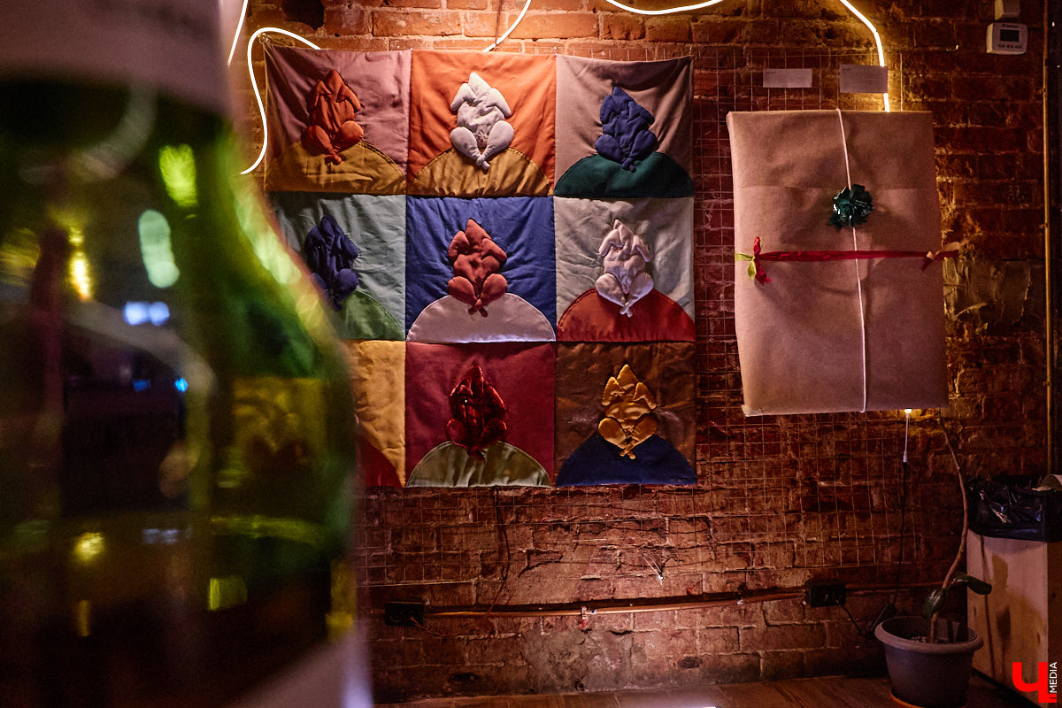 Неудачи не публичны. Но что будет, если выставить их на всеобщее обозрение? Владимирская команда предложила художникам выбрать провальные, по их мнению, работы из собственного арсенала, а потом собрала из них экспозицию. Что в итоге получилось, «Ключ-Медиа» узнал на вчерашнем открытии провокационного проекта.