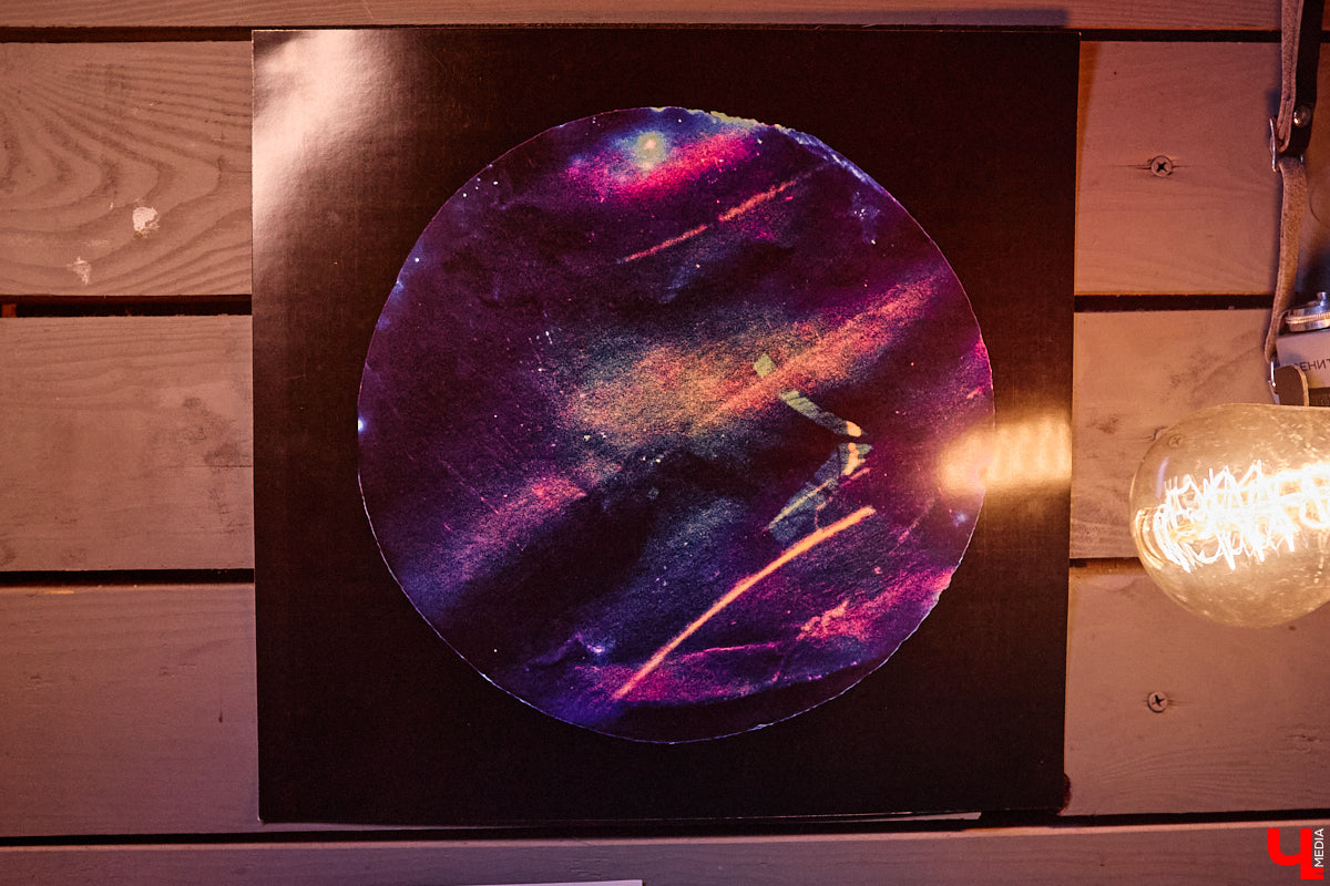 Неудачи не публичны. Но что будет, если выставить их на всеобщее обозрение? Владимирская команда предложила художникам выбрать провальные, по их мнению, работы из собственного арсенала, а потом собрала из них экспозицию. Что в итоге получилось, «Ключ-Медиа» узнал на вчерашнем открытии провокационного проекта.