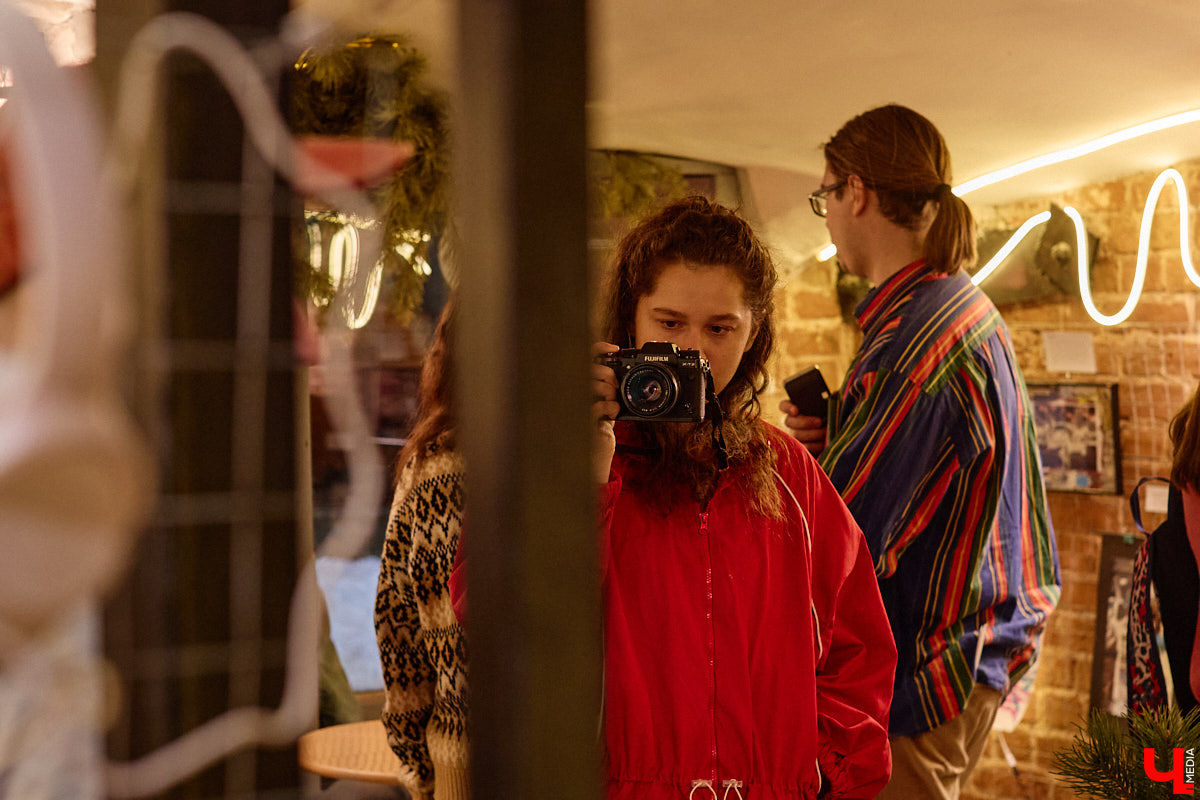 Неудачи не публичны. Но что будет, если выставить их на всеобщее обозрение? Владимирская команда предложила художникам выбрать провальные, по их мнению, работы из собственного арсенала, а потом собрала из них экспозицию. Что в итоге получилось, «Ключ-Медиа» узнал на вчерашнем открытии провокационного проекта.