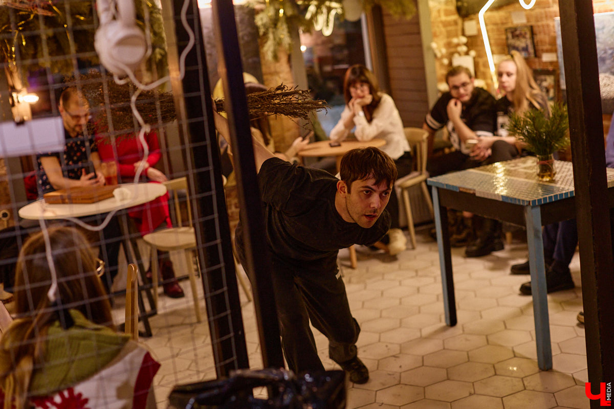 Неудачи не публичны. Но что будет, если выставить их на всеобщее обозрение? Владимирская команда предложила художникам выбрать провальные, по их мнению, работы из собственного арсенала, а потом собрала из них экспозицию. Что в итоге получилось, «Ключ-Медиа» узнал на вчерашнем открытии провокационного проекта.