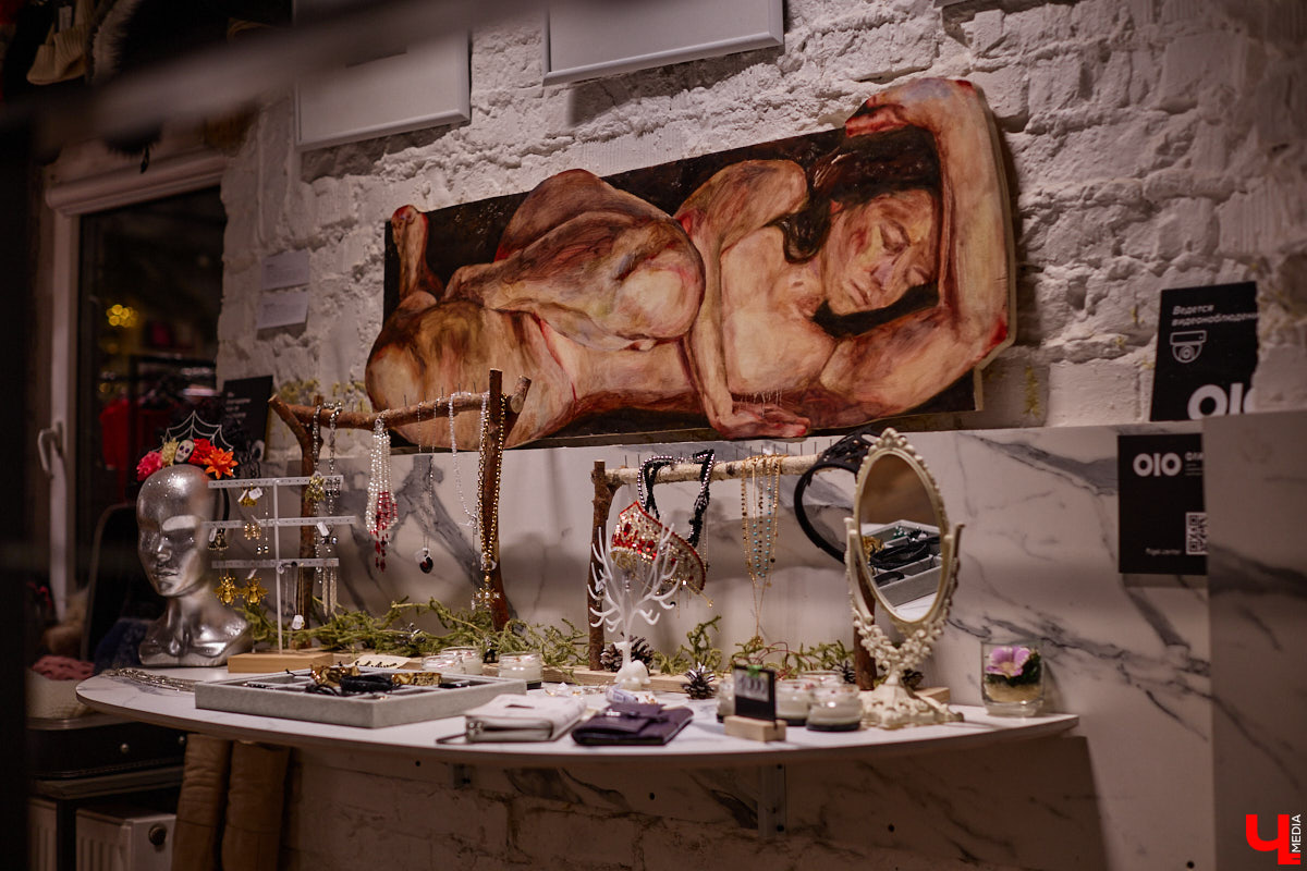 Неудачи не публичны. Но что будет, если выставить их на всеобщее обозрение? Владимирская команда предложила художникам выбрать провальные, по их мнению, работы из собственного арсенала, а потом собрала из них экспозицию. Что в итоге получилось, «Ключ-Медиа» узнал на вчерашнем открытии провокационного проекта.