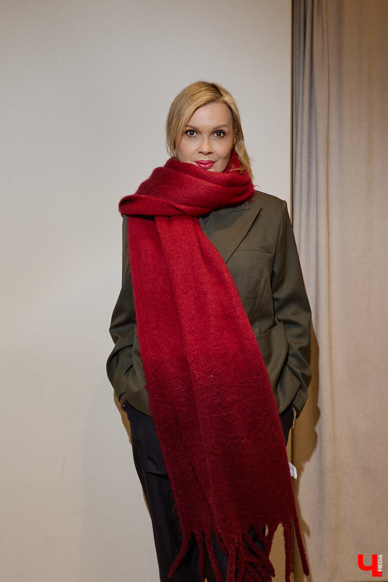 Slavic core распространяется с бешеной скоростью по всему миру. Девушки из разных стран примеряют образ роковой женщины в шубе, шапке-ушанке и шерстяных варежках. В России он, конечно же, особенно популярен. Однако как составить зимний аутфит по всем модным канонам? В этом вопросе нам помогла разобраться стилист Анна Трубова.