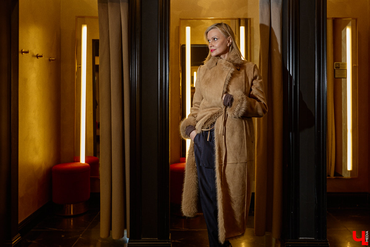 Slavic core распространяется с бешеной скоростью по всему миру. Девушки из разных стран примеряют образ роковой женщины в шубе, шапке-ушанке и шерстяных варежках. В России он, конечно же, особенно популярен. Однако как составить зимний аутфит по всем модным канонам? В этом вопросе нам помогла разобраться стилист Анна Трубова.