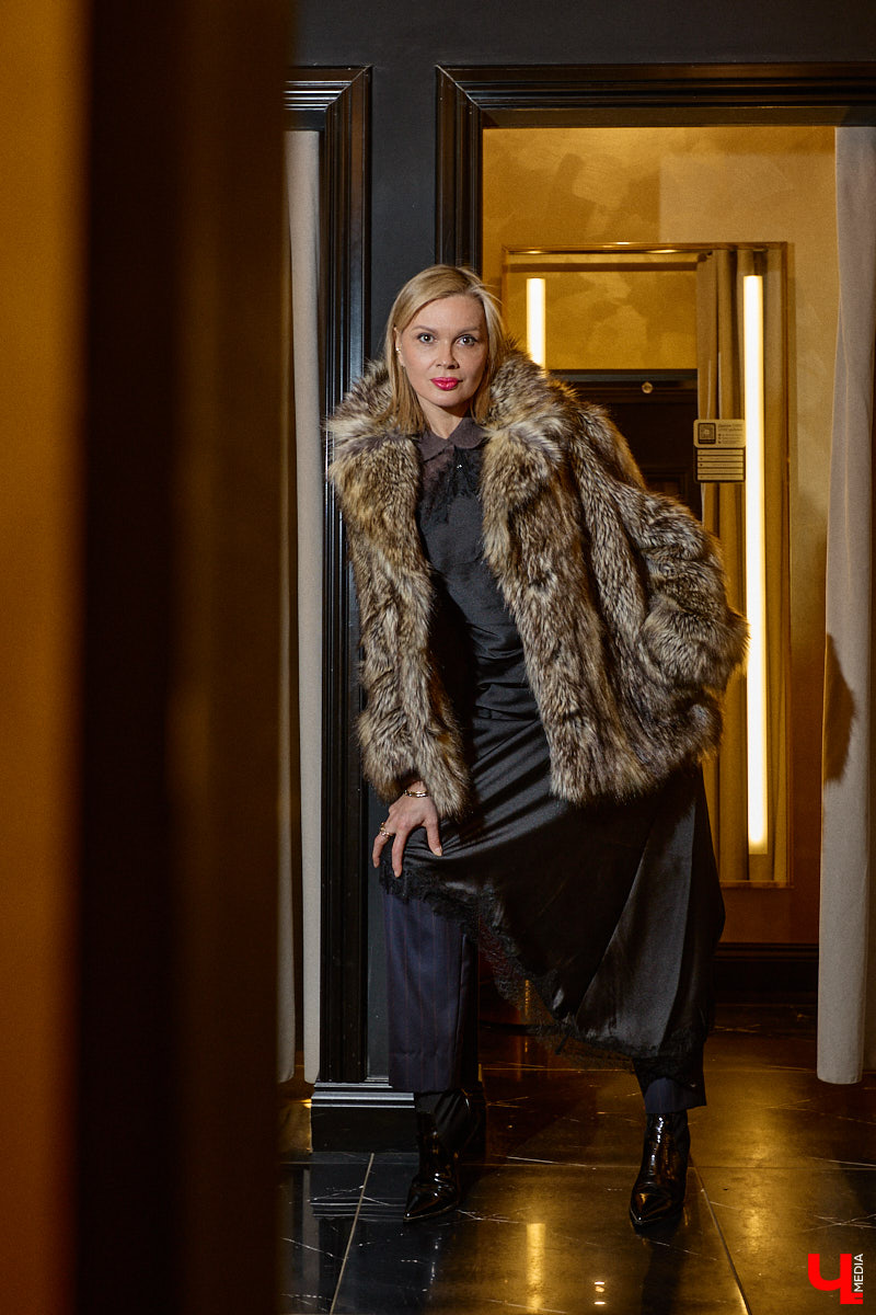 Slavic core распространяется с бешеной скоростью по всему миру. Девушки из разных стран примеряют образ роковой женщины в шубе, шапке-ушанке и шерстяных варежках. В России он, конечно же, особенно популярен. Однако как составить зимний аутфит по всем модным канонам? В этом вопросе нам помогла разобраться стилист Анна Трубова.