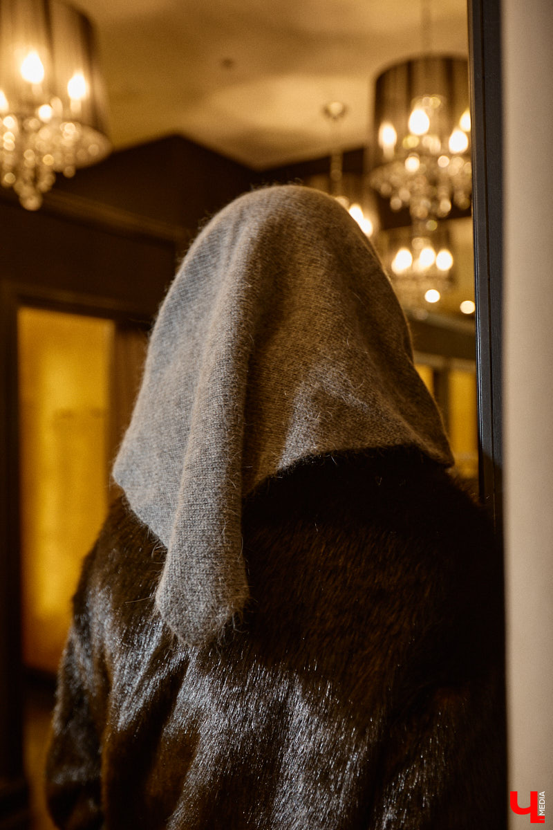 Slavic core распространяется с бешеной скоростью по всему миру. Девушки из разных стран примеряют образ роковой женщины в шубе, шапке-ушанке и шерстяных варежках. В России он, конечно же, особенно популярен. Однако как составить зимний аутфит по всем модным канонам? В этом вопросе нам помогла разобраться стилист Анна Трубова.