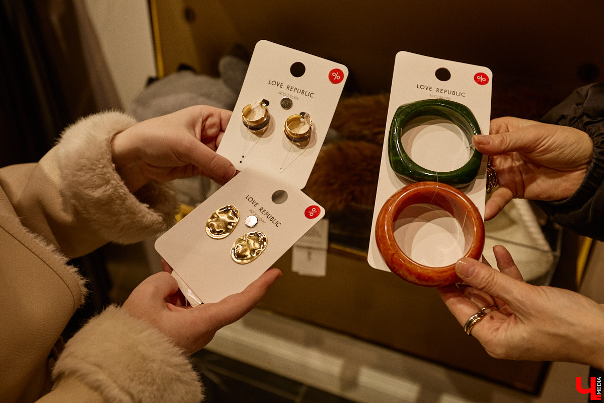 Slavic core распространяется с бешеной скоростью по всему миру. Девушки из разных стран примеряют образ роковой женщины в шубе, шапке-ушанке и шерстяных варежках. В России он, конечно же, особенно популярен. Однако как составить зимний аутфит по всем модным канонам? В этом вопросе нам помогла разобраться стилист Анна Трубова.