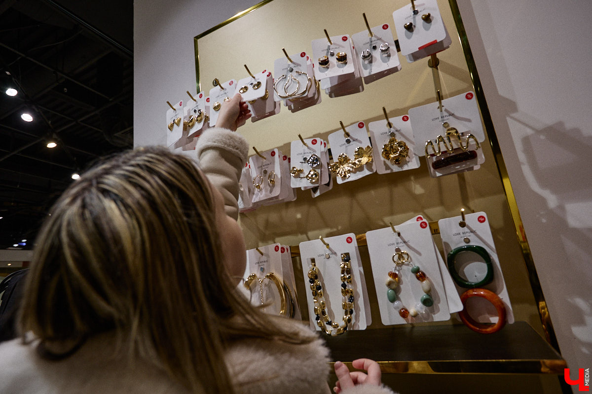 Slavic core распространяется с бешеной скоростью по всему миру. Девушки из разных стран примеряют образ роковой женщины в шубе, шапке-ушанке и шерстяных варежках. В России он, конечно же, особенно популярен. Однако как составить зимний аутфит по всем модным канонам? В этом вопросе нам помогла разобраться стилист Анна Трубова.