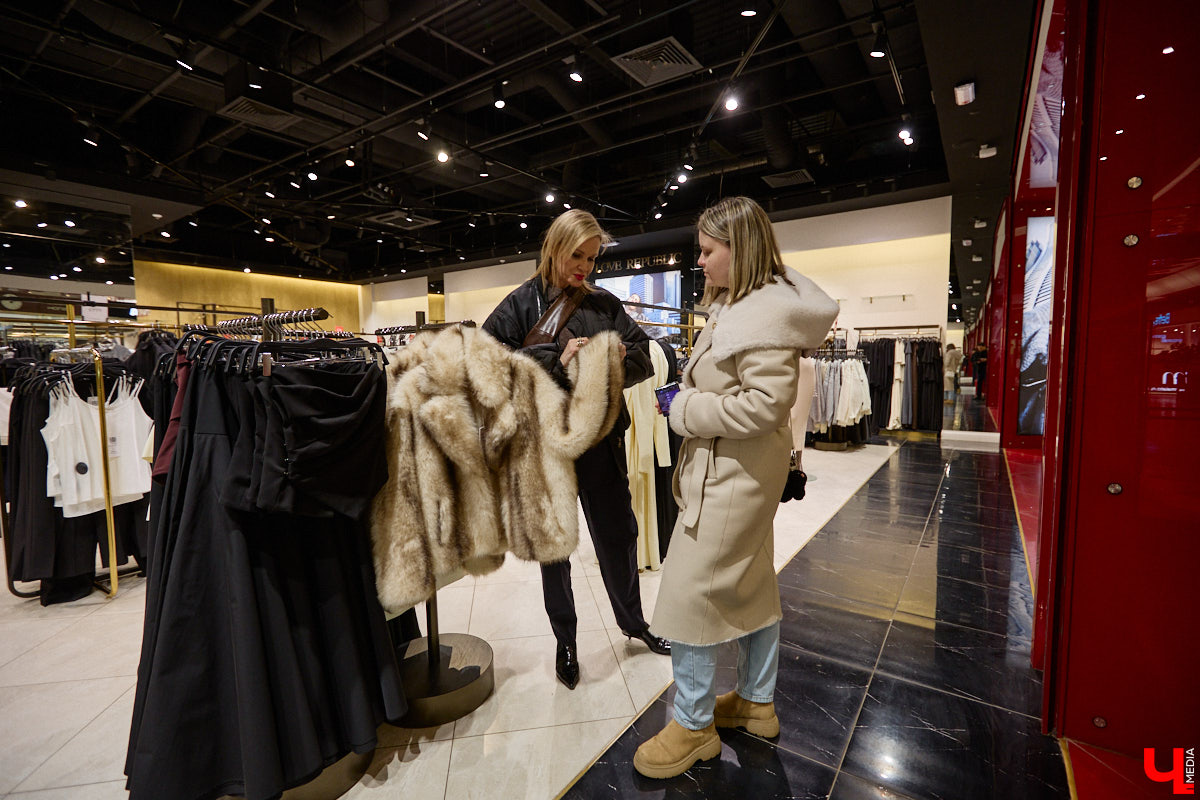 Slavic core распространяется с бешеной скоростью по всему миру. Девушки из разных стран примеряют образ роковой женщины в шубе, шапке-ушанке и шерстяных варежках. В России он, конечно же, особенно популярен. Однако как составить зимний аутфит по всем модным канонам? В этом вопросе нам помогла разобраться стилист Анна Трубова.