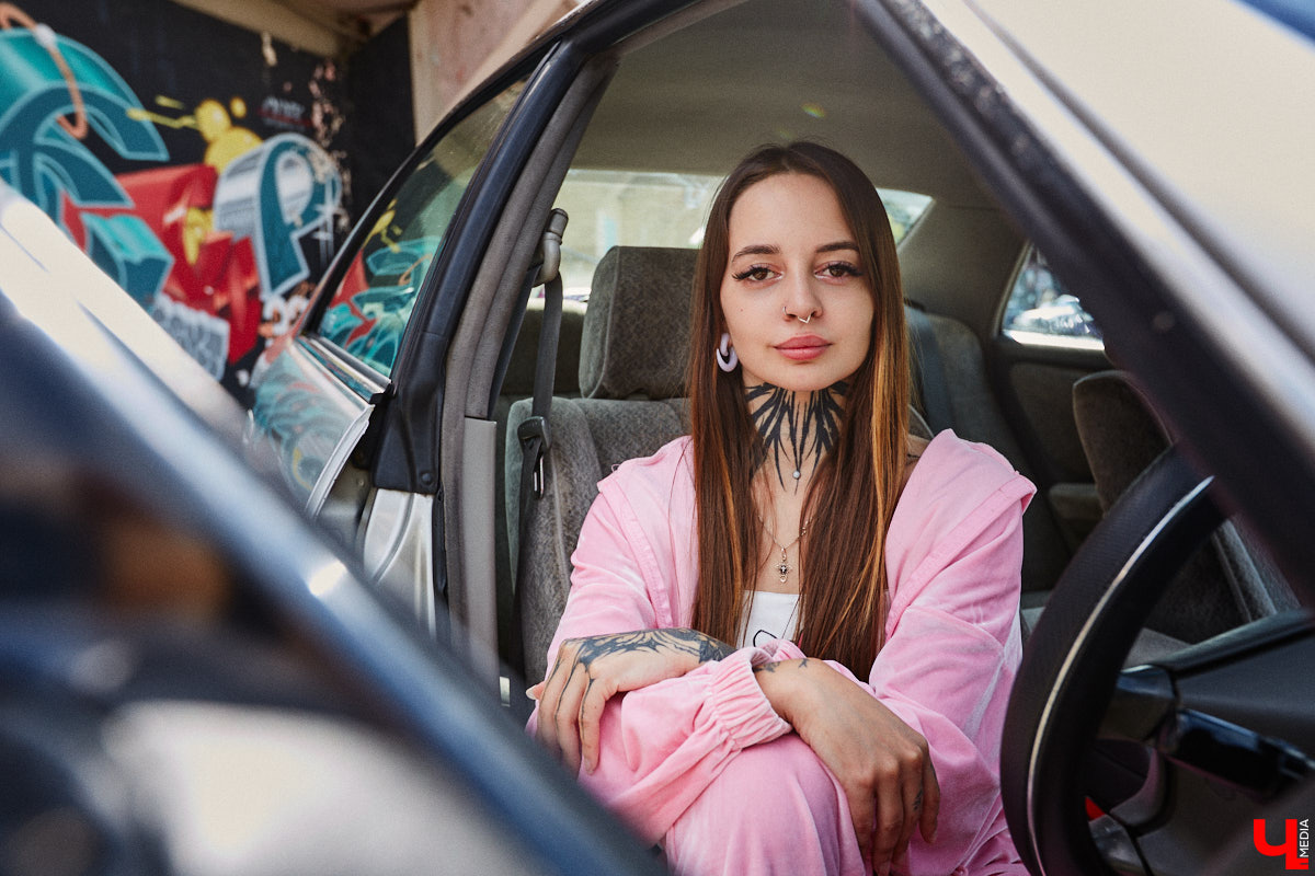 Владимирские улицы привыкли к иномаркам, но эти заставляют оборачиваться даже самых сонных пешеходов. Две иконы японского автопрома — Mazda RX-8 и Toyota Chaser Avante G — принадлежат сестрам-близняшкам Энгельман. С чего началась их любовь к железу, Дарья и Елизавета рассказали «Ключ-Медиа».