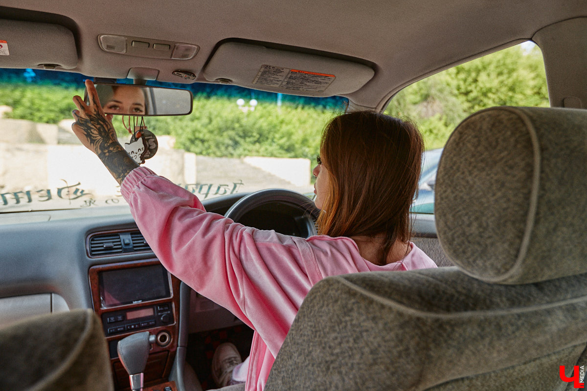 Владимирские улицы привыкли к иномаркам, но эти заставляют оборачиваться даже самых сонных пешеходов. Две иконы японского автопрома — Mazda RX-8 и Toyota Chaser Avante G — принадлежат сестрам-близняшкам Энгельман. С чего началась их любовь к железу, Дарья и Елизавета рассказали «Ключ-Медиа».