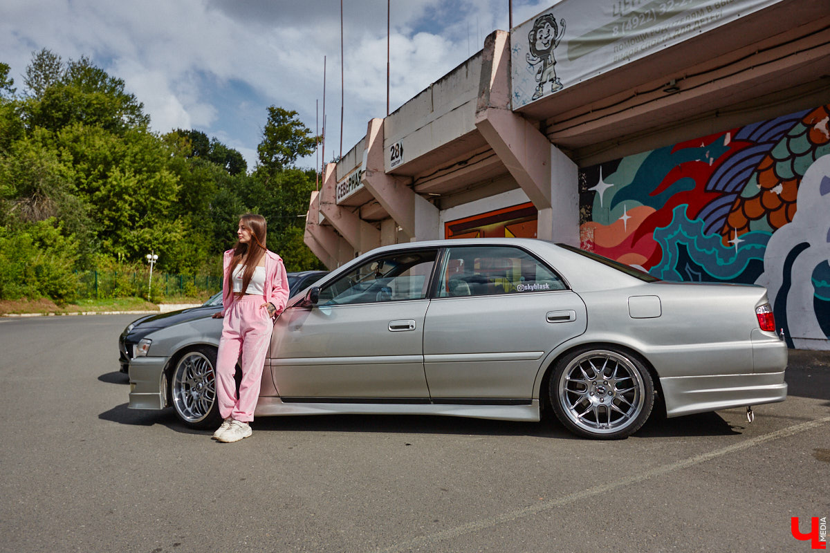 Владимирские улицы привыкли к иномаркам, но эти заставляют оборачиваться даже самых сонных пешеходов. Две иконы японского автопрома — Mazda RX-8 и Toyota Chaser Avante G — принадлежат сестрам-близняшкам Энгельман. С чего началась их любовь к железу, Дарья и Елизавета рассказали «Ключ-Медиа».