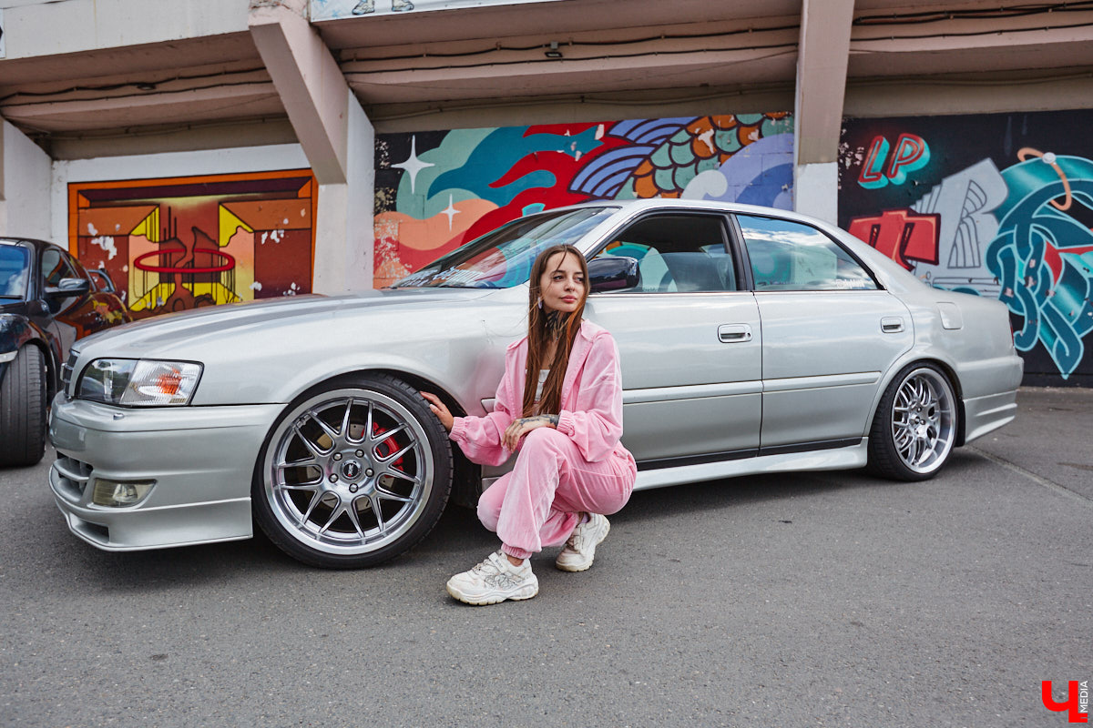 Владимирские улицы привыкли к иномаркам, но эти заставляют оборачиваться даже самых сонных пешеходов. Две иконы японского автопрома — Mazda RX-8 и Toyota Chaser Avante G — принадлежат сестрам-близняшкам Энгельман. С чего началась их любовь к железу, Дарья и Елизавета рассказали «Ключ-Медиа».