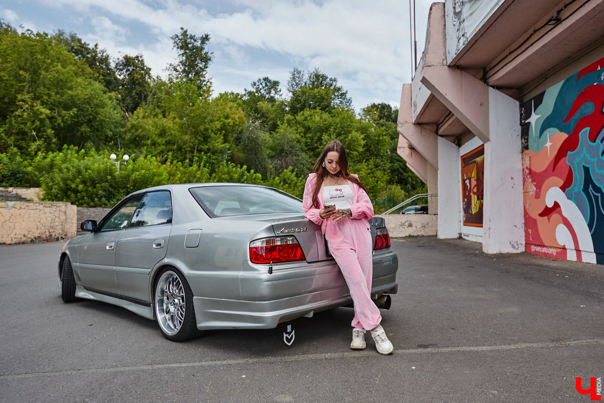 Владимирские улицы привыкли к иномаркам, но эти заставляют оборачиваться даже самых сонных пешеходов. Две иконы японского автопрома — Mazda RX-8 и Toyota Chaser Avante G — принадлежат сестрам-близняшкам Энгельман. С чего началась их любовь к железу, Дарья и Елизавета рассказали «Ключ-Медиа».