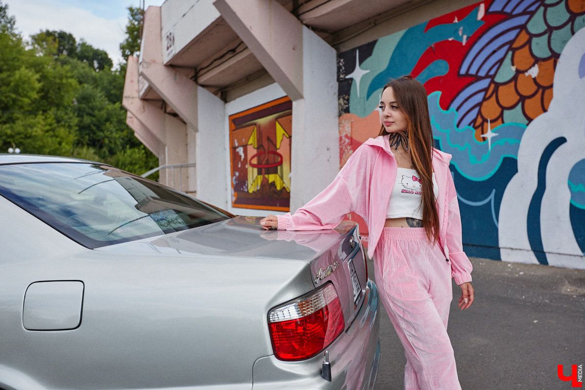 Владимирские улицы привыкли к иномаркам, но эти заставляют оборачиваться даже самых сонных пешеходов. Две иконы японского автопрома — Mazda RX-8 и Toyota Chaser Avante G — принадлежат сестрам-близняшкам Энгельман. С чего началась их любовь к железу, Дарья и Елизавета рассказали «Ключ-Медиа».