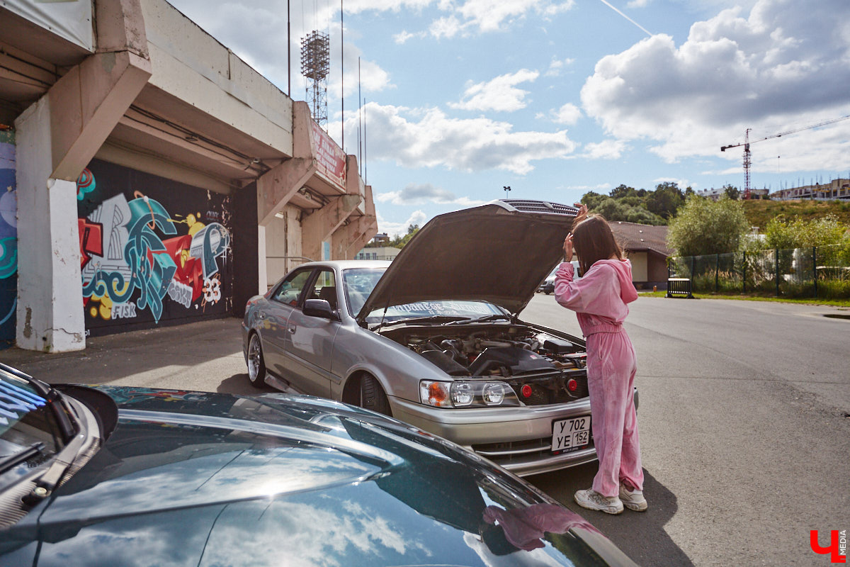 Владимирские улицы привыкли к иномаркам, но эти заставляют оборачиваться даже самых сонных пешеходов. Две иконы японского автопрома — Mazda RX-8 и Toyota Chaser Avante G — принадлежат сестрам-близняшкам Энгельман. С чего началась их любовь к железу, Дарья и Елизавета рассказали «Ключ-Медиа».
