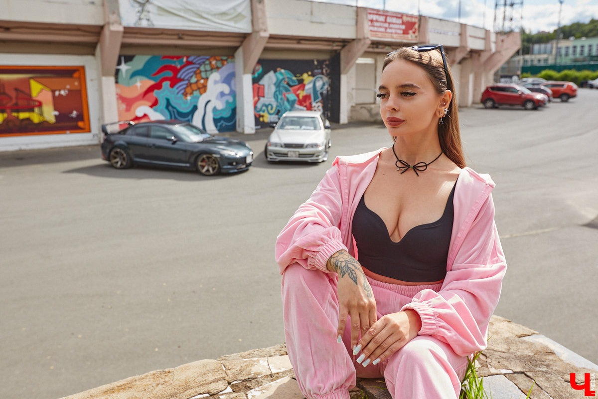 Владимирские улицы привыкли к иномаркам, но эти заставляют оборачиваться даже самых сонных пешеходов. Две иконы японского автопрома — Mazda RX-8 и Toyota Chaser Avante G — принадлежат сестрам-близняшкам Энгельман. С чего началась их любовь к железу, Дарья и Елизавета рассказали «Ключ-Медиа».