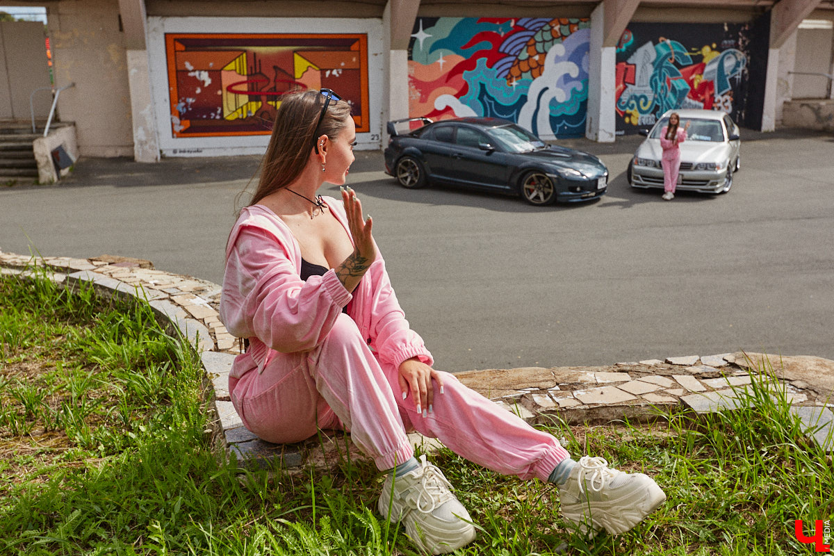 Владимирские улицы привыкли к иномаркам, но эти заставляют оборачиваться даже самых сонных пешеходов. Две иконы японского автопрома — Mazda RX-8 и Toyota Chaser Avante G — принадлежат сестрам-близняшкам Энгельман. С чего началась их любовь к железу, Дарья и Елизавета рассказали «Ключ-Медиа».