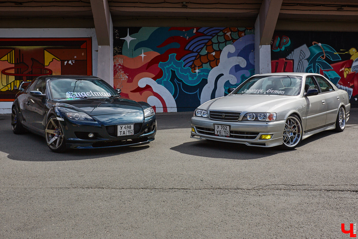 Владимирские улицы привыкли к иномаркам, но эти заставляют оборачиваться даже самых сонных пешеходов. Две иконы японского автопрома — Mazda RX-8 и Toyota Chaser Avante G — принадлежат сестрам-близняшкам Энгельман. С чего началась их любовь к железу, Дарья и Елизавета рассказали «Ключ-Медиа».