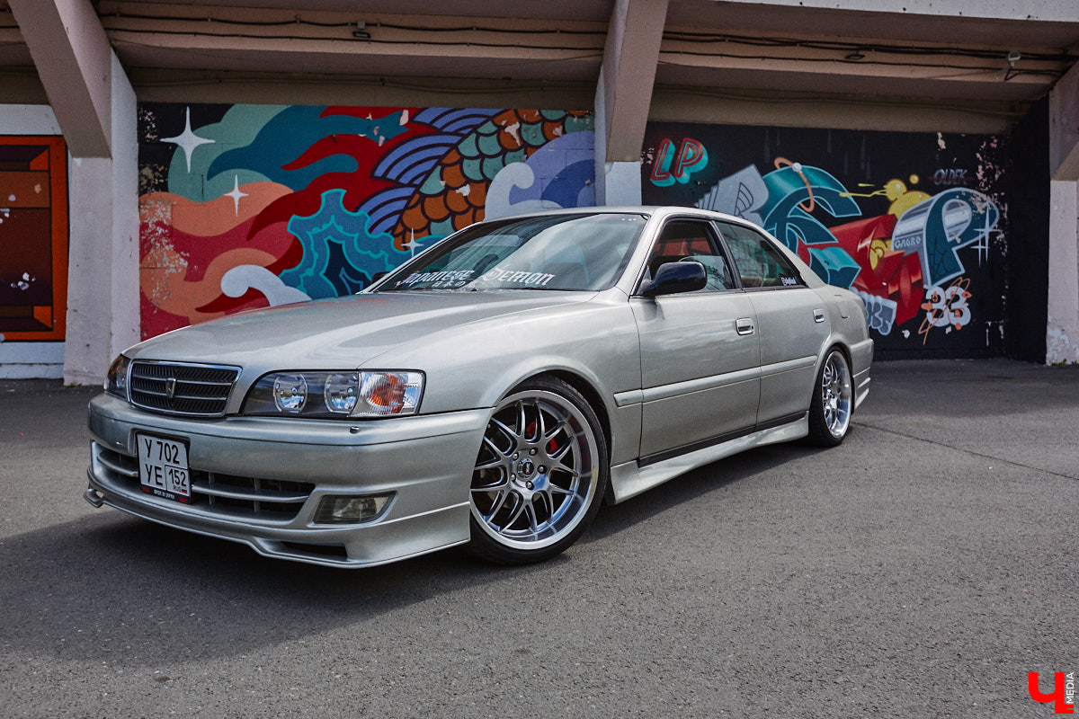 Владимирские улицы привыкли к иномаркам, но эти заставляют оборачиваться даже самых сонных пешеходов. Две иконы японского автопрома — Mazda RX-8 и Toyota Chaser Avante G — принадлежат сестрам-близняшкам Энгельман. С чего началась их любовь к железу, Дарья и Елизавета рассказали «Ключ-Медиа».