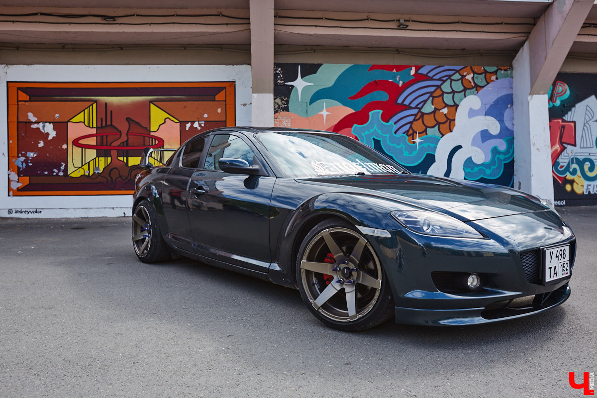 Владимирские улицы привыкли к иномаркам, но эти заставляют оборачиваться даже самых сонных пешеходов. Две иконы японского автопрома — Mazda RX-8 и Toyota Chaser Avante G — принадлежат сестрам-близняшкам Энгельман. С чего началась их любовь к железу, Дарья и Елизавета рассказали «Ключ-Медиа».