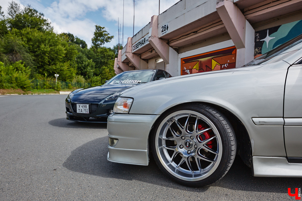 Владимирские улицы привыкли к иномаркам, но эти заставляют оборачиваться даже самых сонных пешеходов. Две иконы японского автопрома — Mazda RX-8 и Toyota Chaser Avante G — принадлежат сестрам-близняшкам Энгельман. С чего началась их любовь к железу, Дарья и Елизавета рассказали «Ключ-Медиа».