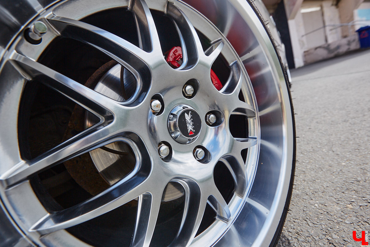 Владимирские улицы привыкли к иномаркам, но эти заставляют оборачиваться даже самых сонных пешеходов. Две иконы японского автопрома — Mazda RX-8 и Toyota Chaser Avante G — принадлежат сестрам-близняшкам Энгельман. С чего началась их любовь к железу, Дарья и Елизавета рассказали «Ключ-Медиа».