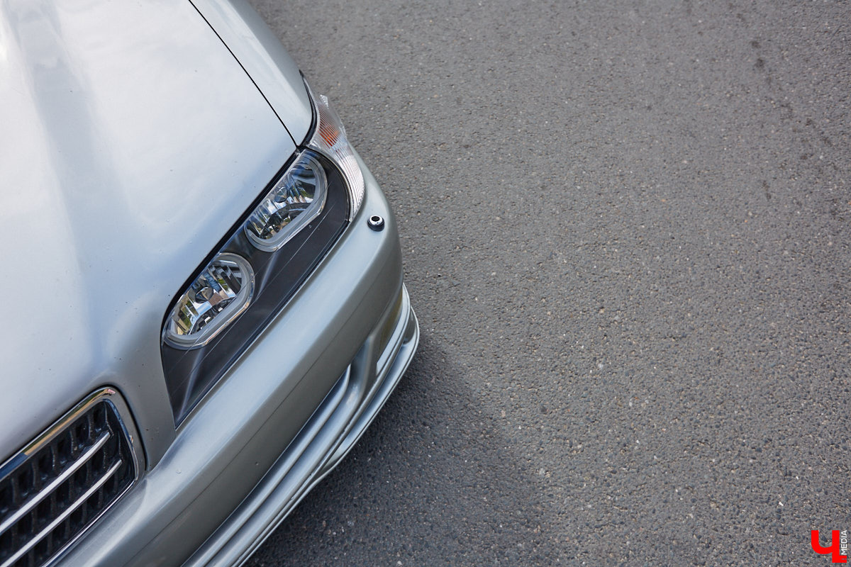 Владимирские улицы привыкли к иномаркам, но эти заставляют оборачиваться даже самых сонных пешеходов. Две иконы японского автопрома — Mazda RX-8 и Toyota Chaser Avante G — принадлежат сестрам-близняшкам Энгельман. С чего началась их любовь к железу, Дарья и Елизавета рассказали «Ключ-Медиа».