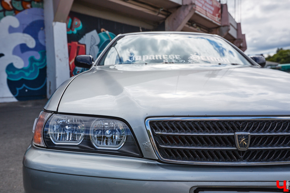 Владимирские улицы привыкли к иномаркам, но эти заставляют оборачиваться даже самых сонных пешеходов. Две иконы японского автопрома — Mazda RX-8 и Toyota Chaser Avante G — принадлежат сестрам-близняшкам Энгельман. С чего началась их любовь к железу, Дарья и Елизавета рассказали «Ключ-Медиа».