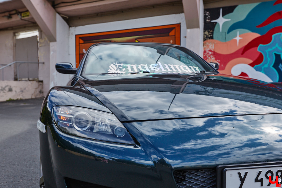 Владимирские улицы привыкли к иномаркам, но эти заставляют оборачиваться даже самых сонных пешеходов. Две иконы японского автопрома — Mazda RX-8 и Toyota Chaser Avante G — принадлежат сестрам-близняшкам Энгельман. С чего началась их любовь к железу, Дарья и Елизавета рассказали «Ключ-Медиа».