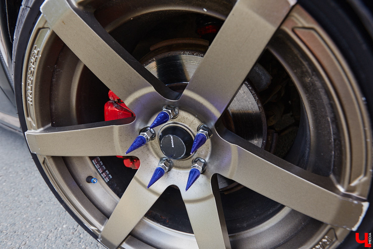 Владимирские улицы привыкли к иномаркам, но эти заставляют оборачиваться даже самых сонных пешеходов. Две иконы японского автопрома — Mazda RX-8 и Toyota Chaser Avante G — принадлежат сестрам-близняшкам Энгельман. С чего началась их любовь к железу, Дарья и Елизавета рассказали «Ключ-Медиа».