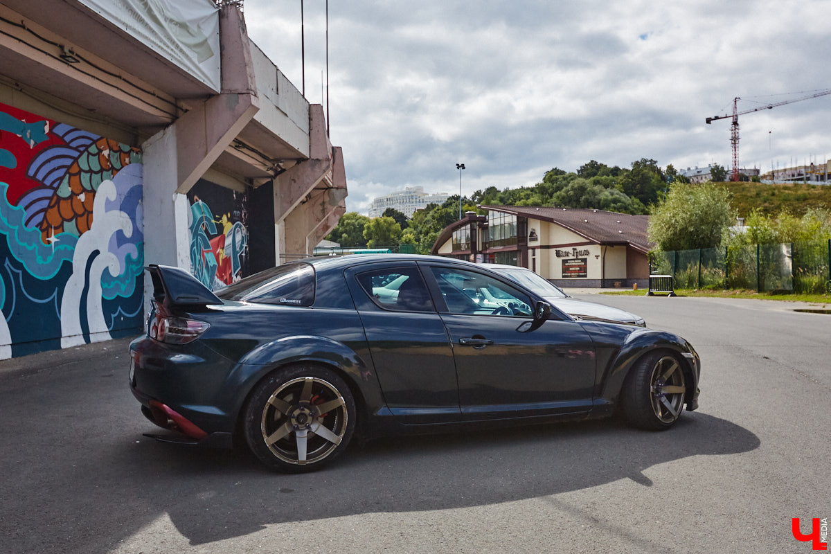 Владимирские улицы привыкли к иномаркам, но эти заставляют оборачиваться даже самых сонных пешеходов. Две иконы японского автопрома — Mazda RX-8 и Toyota Chaser Avante G — принадлежат сестрам-близняшкам Энгельман. С чего началась их любовь к железу, Дарья и Елизавета рассказали «Ключ-Медиа».