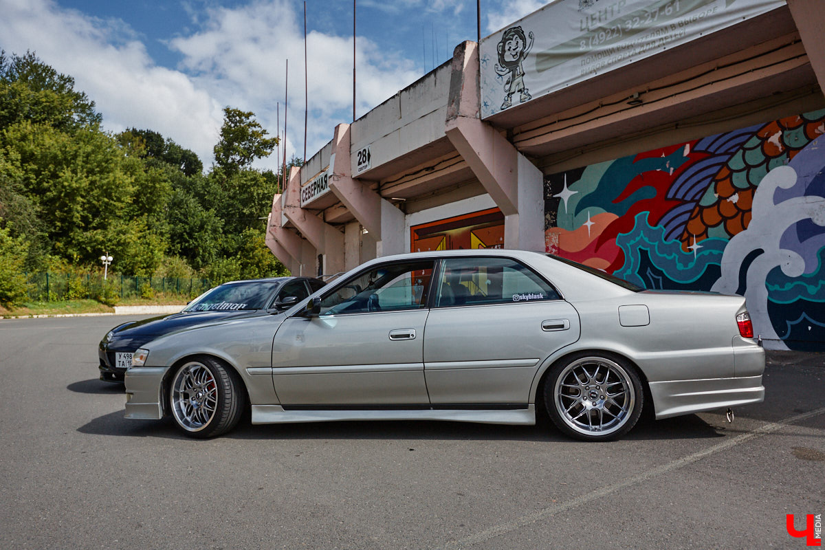 Владимирские улицы привыкли к иномаркам, но эти заставляют оборачиваться даже самых сонных пешеходов. Две иконы японского автопрома — Mazda RX-8 и Toyota Chaser Avante G — принадлежат сестрам-близняшкам Энгельман. С чего началась их любовь к железу, Дарья и Елизавета рассказали «Ключ-Медиа».