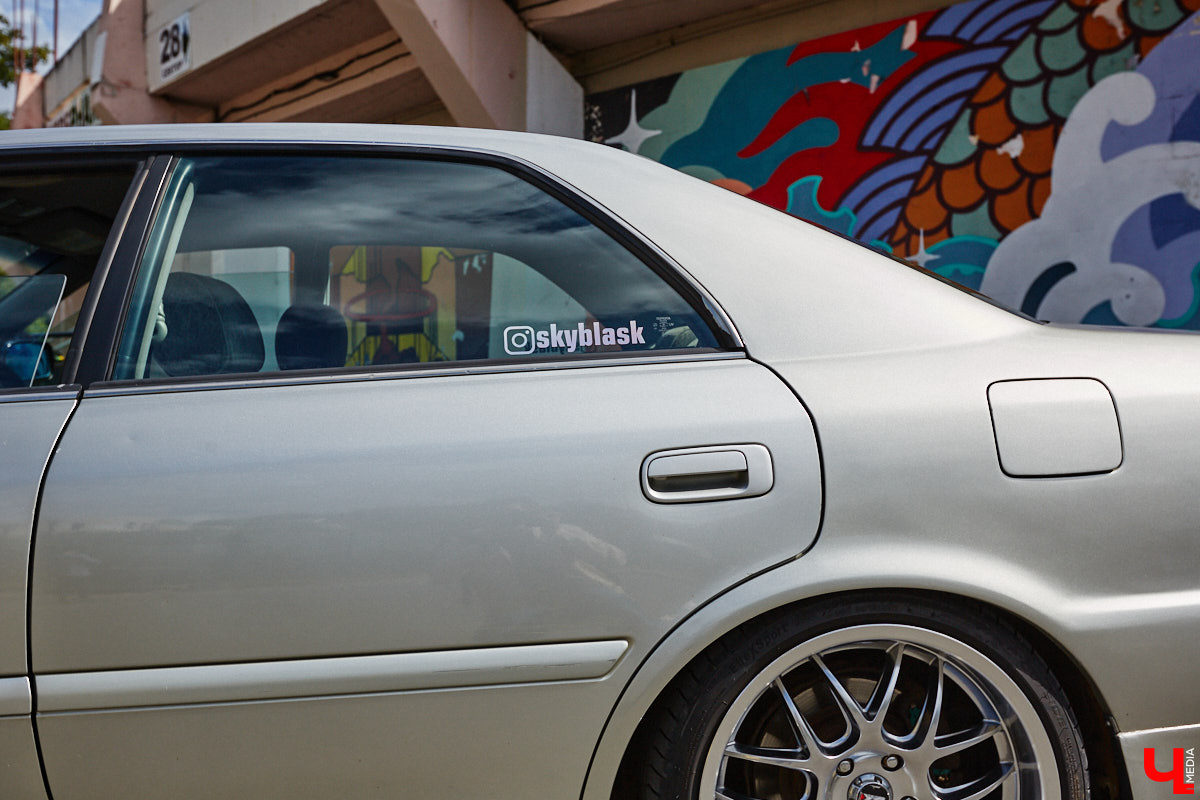 Владимирские улицы привыкли к иномаркам, но эти заставляют оборачиваться даже самых сонных пешеходов. Две иконы японского автопрома — Mazda RX-8 и Toyota Chaser Avante G — принадлежат сестрам-близняшкам Энгельман. С чего началась их любовь к железу, Дарья и Елизавета рассказали «Ключ-Медиа».