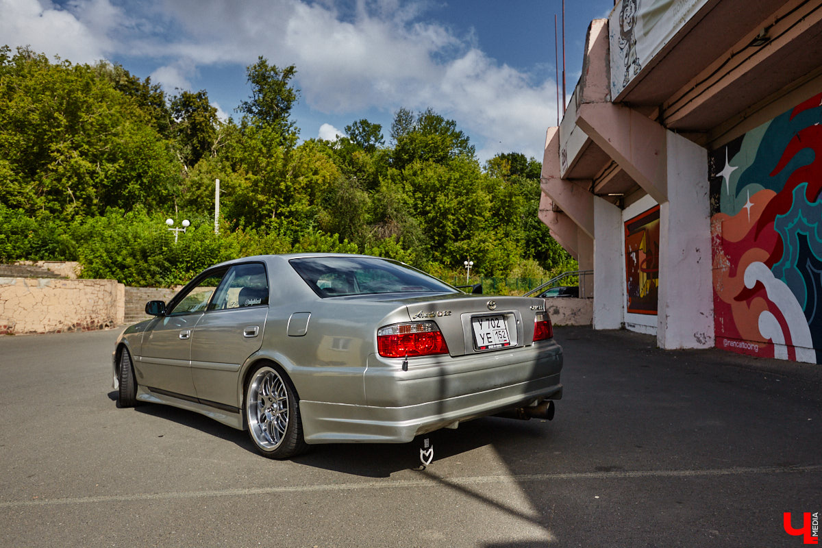 Владимирские улицы привыкли к иномаркам, но эти заставляют оборачиваться даже самых сонных пешеходов. Две иконы японского автопрома — Mazda RX-8 и Toyota Chaser Avante G — принадлежат сестрам-близняшкам Энгельман. С чего началась их любовь к железу, Дарья и Елизавета рассказали «Ключ-Медиа».