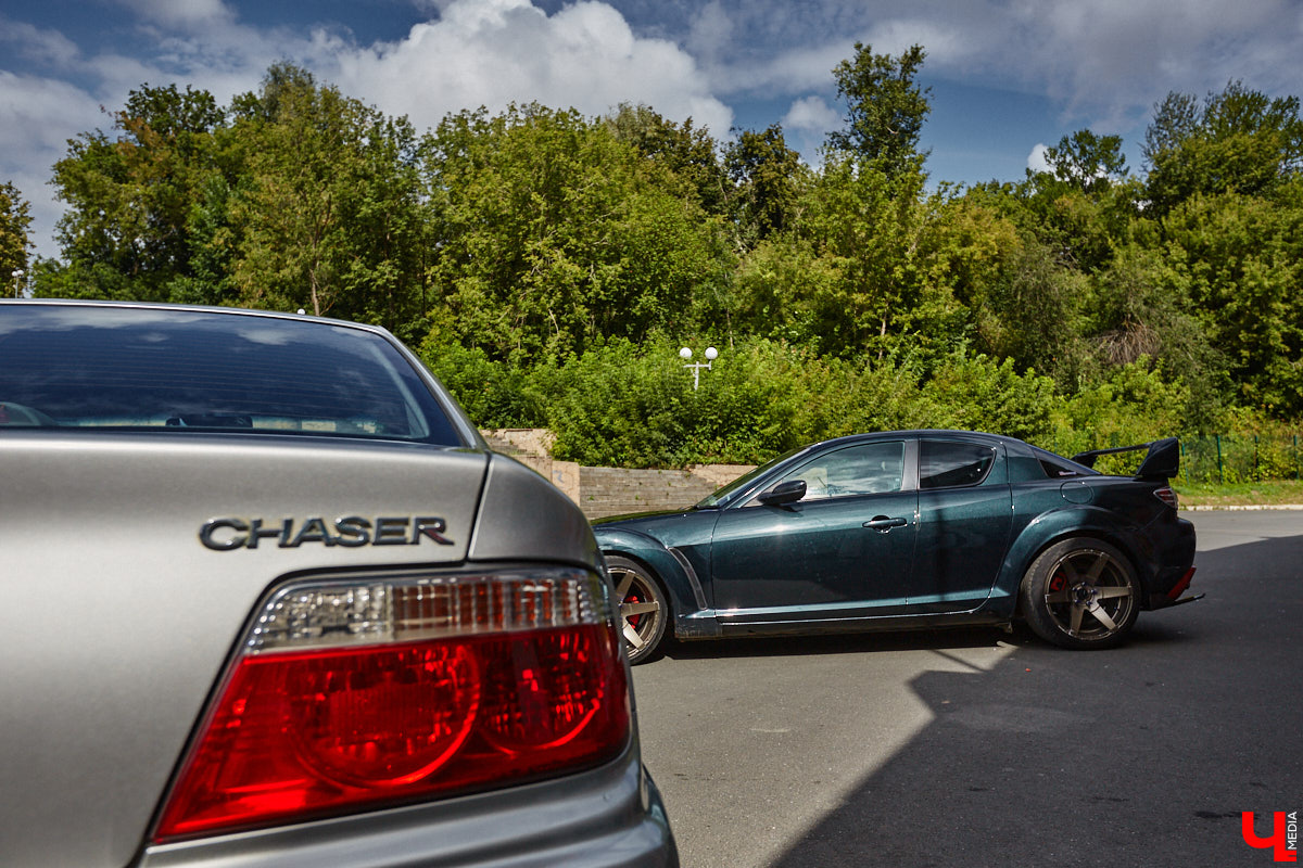 Владимирские улицы привыкли к иномаркам, но эти заставляют оборачиваться даже самых сонных пешеходов. Две иконы японского автопрома — Mazda RX-8 и Toyota Chaser Avante G — принадлежат сестрам-близняшкам Энгельман. С чего началась их любовь к железу, Дарья и Елизавета рассказали «Ключ-Медиа».