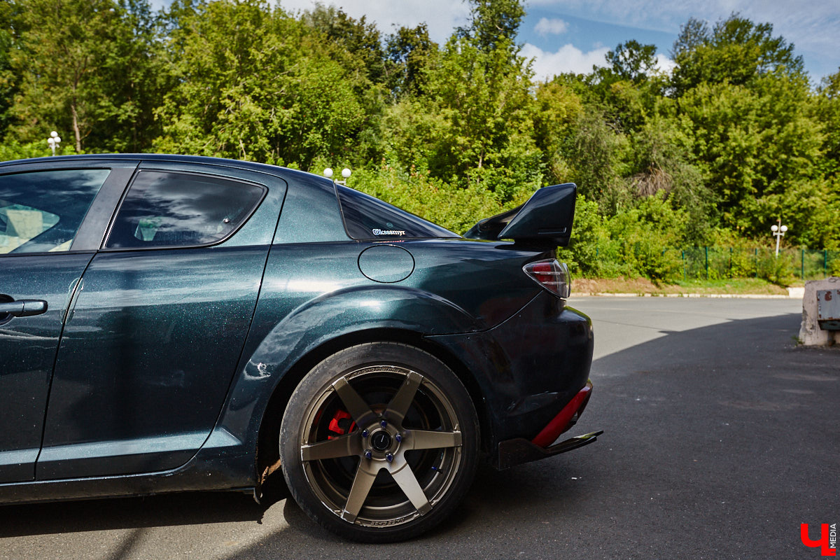 Владимирские улицы привыкли к иномаркам, но эти заставляют оборачиваться даже самых сонных пешеходов. Две иконы японского автопрома — Mazda RX-8 и Toyota Chaser Avante G — принадлежат сестрам-близняшкам Энгельман. С чего началась их любовь к железу, Дарья и Елизавета рассказали «Ключ-Медиа».