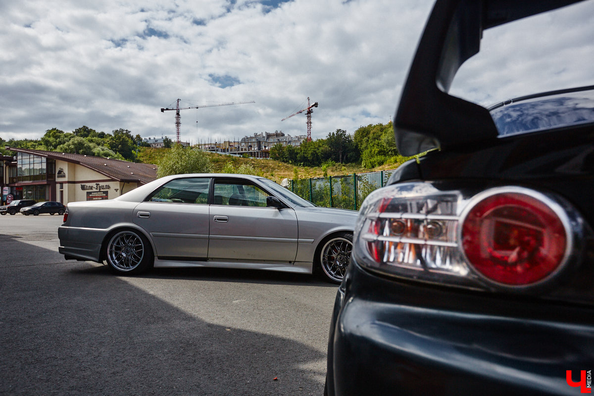 Владимирские улицы привыкли к иномаркам, но эти заставляют оборачиваться даже самых сонных пешеходов. Две иконы японского автопрома — Mazda RX-8 и Toyota Chaser Avante G — принадлежат сестрам-близняшкам Энгельман. С чего началась их любовь к железу, Дарья и Елизавета рассказали «Ключ-Медиа».