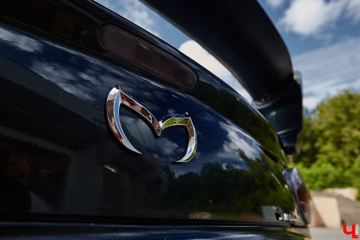 Владимирские улицы привыкли к иномаркам, но эти заставляют оборачиваться даже самых сонных пешеходов. Две иконы японского автопрома — Mazda RX-8 и Toyota Chaser Avante G — принадлежат сестрам-близняшкам Энгельман. С чего началась их любовь к железу, Дарья и Елизавета рассказали «Ключ-Медиа».