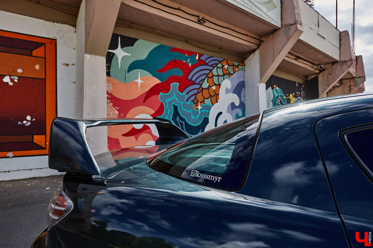 Владимирские улицы привыкли к иномаркам, но эти заставляют оборачиваться даже самых сонных пешеходов. Две иконы японского автопрома — Mazda RX-8 и Toyota Chaser Avante G — принадлежат сестрам-близняшкам Энгельман. С чего началась их любовь к железу, Дарья и Елизавета рассказали «Ключ-Медиа».